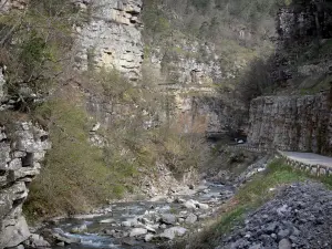 Bès valley - Verdaches water gap: river, road and rock faces