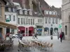 Besançon - Terrasse de café, maisons et boutiques de la vieille ville