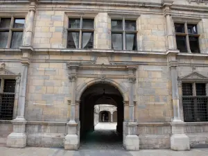 Besançon - Façade Renaissance du palais Granvelle (édifice abritant le musée du Temps)