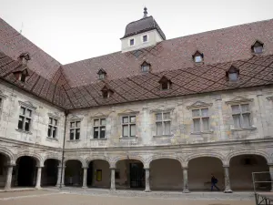 Besançon - Granvelle Palace (edificio rinascimentale al Museo del Tempo): cortile circondato da portici