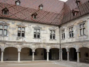 Besançon - Palais Granvelle (édifice Renaissance abritant le musée du Temps) : cour intérieure entourée d'arcades