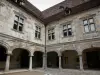 Besançon - Granvelle Palace (edificio rinascimentale al Museo del Tempo): archi del cortile