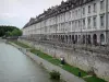 Besançon - Bords du Doubs (rivière) et maisons à arcades du quai Vauban