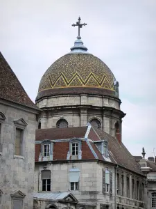 Besançon - Hôpital Saint-Jacques : dôme recouvert de tuiles vernissées de la chapelle du Refuge