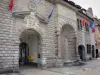 Besançon - Facciata del municipio con il suo porticato e fontana