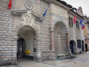 Besançon - Fachada del Ayuntamiento, con su porche y una fuente