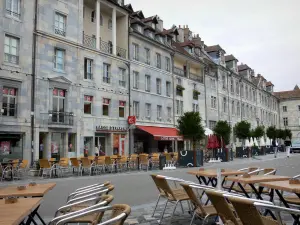 Besançon - Caffè all'aperto e gli edifici della Piazza della Rivoluzione