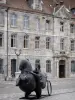 Besançon - Facciata del Conservatorio Nazionale e scultura moderna sulla piazza della Rivoluzione