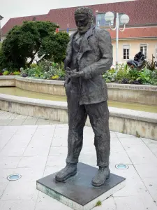 Besançon - Statue de Victor Hugo (sculpture en bronze) sur l'esplanade des Droits de l'Homme (place de la mairie)
