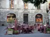 Besse-et-Saint-Anastaise - Cafetería medieval y renacentista terraza y frente a la casa