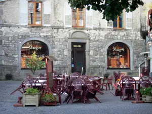 Besse-et-Saint-Anastaise - Middeleeuwse en Renaissance cafe terras en front of house