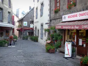 Besse-et-Saint-Anastaise - Middeleeuwse en Renaissance straat met winkels en huizen met bloemen (bloemen)