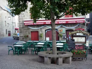 Besse-et-Saint-Anastaise - Middeleeuwse en Renaissance: boom, terras cafe en het huis in plaats van gayme