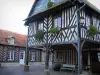 Beuvron-en-Auge - Maisons à colombages, dont l'une avec des piliers de bois, dans le Pays d'Auge