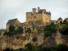 Beynac-et-Cazenac - Castillo se sienta encima de un acantilado, en el valle de la Dordogne, en Périgord