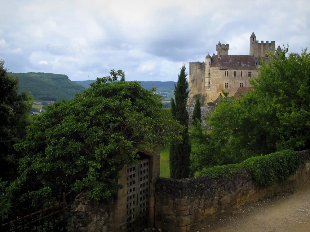 Beynac-et-Cazenac - Vue sur le château avec un ciel nuageux, dans la vallée de la Dordogne, en Périgord
