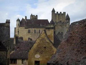 Beynac-et-Cazenac - Castle and roofs of houses in the village, in the Dordogne valley, in Périgord