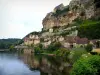 Beynac-et-Cazenac - Casas acantilado en el pueblo y el río (Dordoña), en el valle de la Dordogne, en Périgord