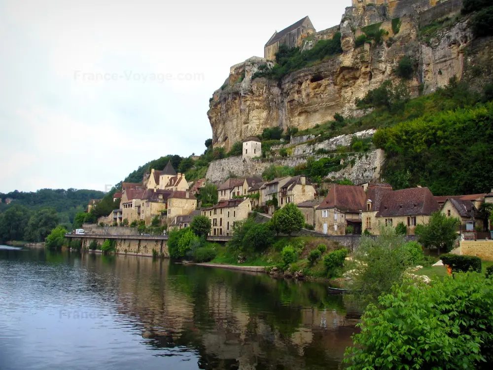 Beynac-et-Cazenac - Falaise, maisons du village et rivière (la Dordogne), dans la vallée de la Dordogne, en Périgord