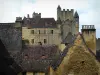 Beynac-et-Cazenac - Castillo y los tejados de la aldea en el valle de la Dordogne, en Périgord