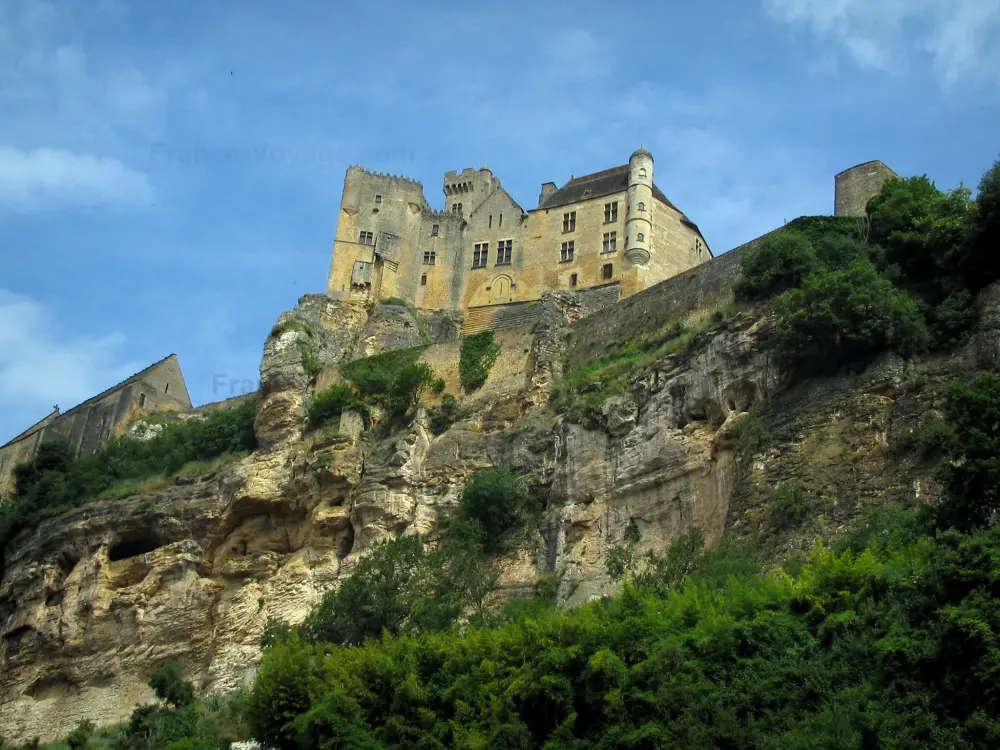 Beynac-et-Cazenac - Château et sa falaise, dans la vallée de la Dordogne, en Périgord