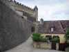 Beynac-et-Cazenac - Las paredes del castillo y la casa de aldea en el valle de la Dordogne, en Périgord