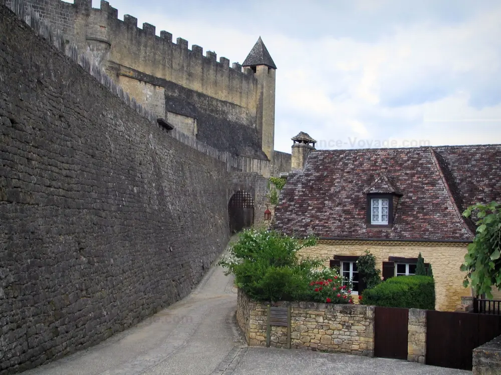 Beynac-et-Cazenac - Enceinte du château et maison du village, dans la vallée de la Dordogne, en Périgord