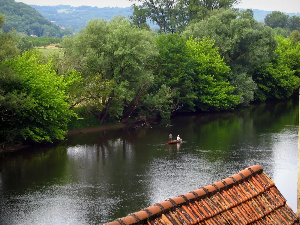 Beynac-et-Cazenac - Toit d'une maison du village avec vue sur la rivière (la Dordogne) et les arbres au bord de l'eau, dans la vallée de la Dordogne, en Périgord