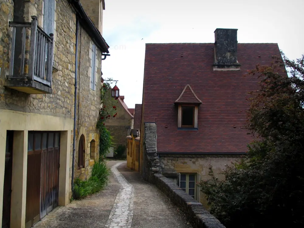 Beynac-et-Cazenac - Ruelle du village bordée de maisons, dans la vallée de la Dordogne, en Périgord