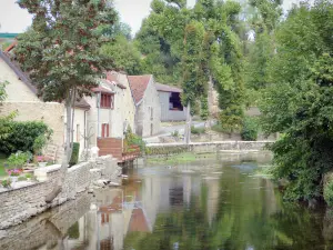 Bèze - Huizen en bomen langs de rivier de Bèze