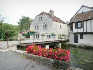Bèze - Oude graanschuur en vakwerkhuis aan het water, en bloemrijke brug over de rivier de Bèze