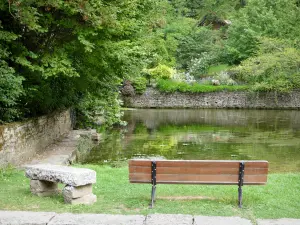 Bèze - Bankje aan de oevers van de rivier de Bèze, in een groene omgeving