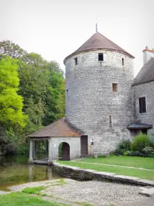 Bèze - Nuns washhouse and Oysel tower, remnant of the fortifications of the former abbey, on the banks of the Bèze river