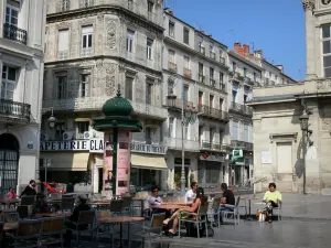 Béziers - Terrasse de café, théâtre et immeubles de la ville