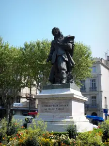 Béziers - Statua di Pierre-Paul Riquet, fiori, alberi (platani) e gli edifici della città