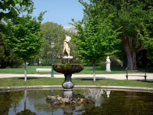 Béziers - Plateau van Dichters (tuin): waterbassin, beeldhouwkunst, bomen, lantaarnpaal, banken, gazons en oprit