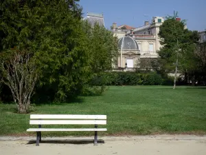 Béziers - Plateau dei Poeti (giardino): panchina, prato, alberi ed edifici