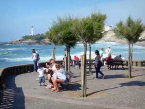 Biarritz - Bankjes met uitzicht op Lighthouse Pointe Saint-Martin en de Atlantische Oceaan