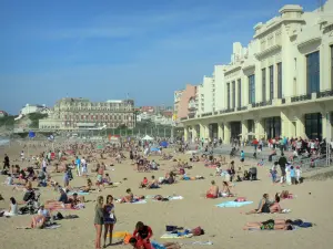 Biarritz - Vakantiegangers op de Grande Plage, gevels Casino en Hotel du Palais