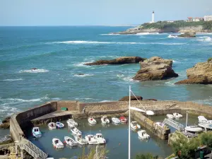 Biarritz - Vissershaven, rotsen, Lighthouse Pointe Saint-Martin en de Atlantische Oceaan