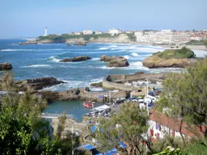 Biarritz - Gezicht op de vissershaven, de rotsen, de zee van het resort en de vuurtoren Pointe Saint-Martin