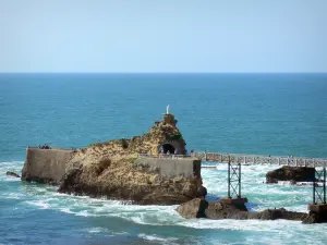 Biarritz - Rocher de la Vierge en de brug met uitzicht op de Atlantische Oceaan