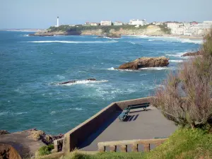 Biarritz - Bankjes met uitzicht op Lighthouse Pointe Saint-Martin, het strand van het resort en de Atlantische Oceaan