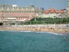 Biarritz - Baigneurs dans l'océan Atlantique, estivants sur la Grande Plage et façades du front de mer de la station balnéaire