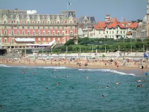 Biarritz - Zwemmers in de Atlantische Oceaan, vakantiegangers op de Grande Plage en de gevels aan het strand van het resort