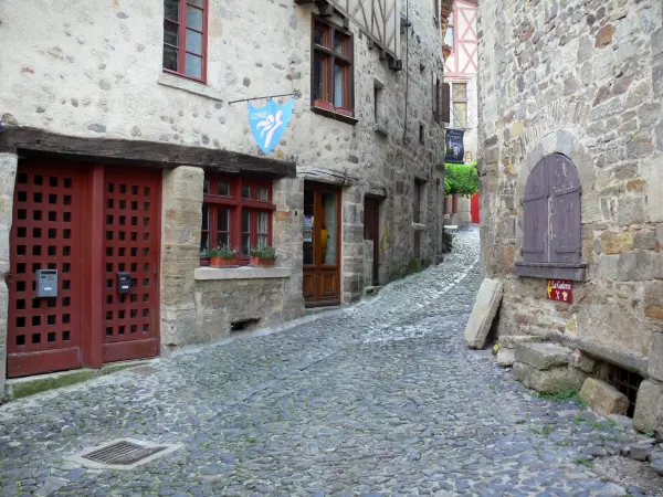 Billom - Medieval (barrio medieval): calle en cuesta empedrada rodeada de casas de piedra, en el Parque Natural Regional Livradois