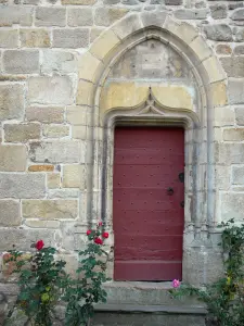 Billom - Medieval (barrio medieval): antigua puerta de una casa de piedra y la entrada decorada con rosas en flor (rosa)