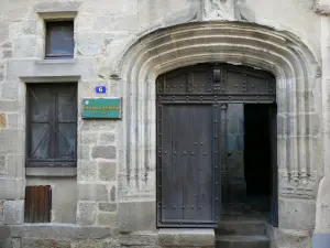 Billom - Cité médiévale (quartier médiéval) : entrée de la maison de l'Échevin