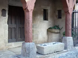 Billom - Cité médiévale (quartier médiéval) : entrée de la maison du Boucher