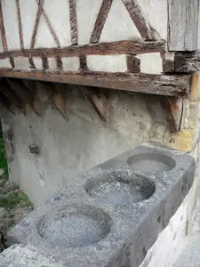 Billom - Medieval (barrio medieval): piedra del público la medición del Mercado